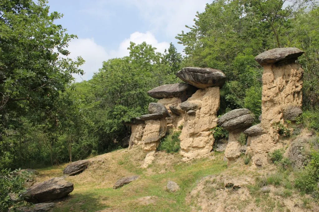 Colonne naturali di terra e pietra con cappello roccioso
