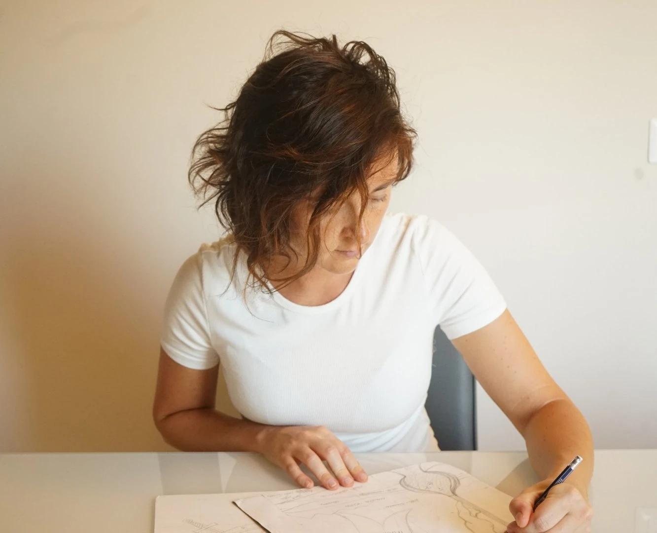 Chiara Tortia al lavoro sui drappi palio asini Cocconato d'Asti 2025