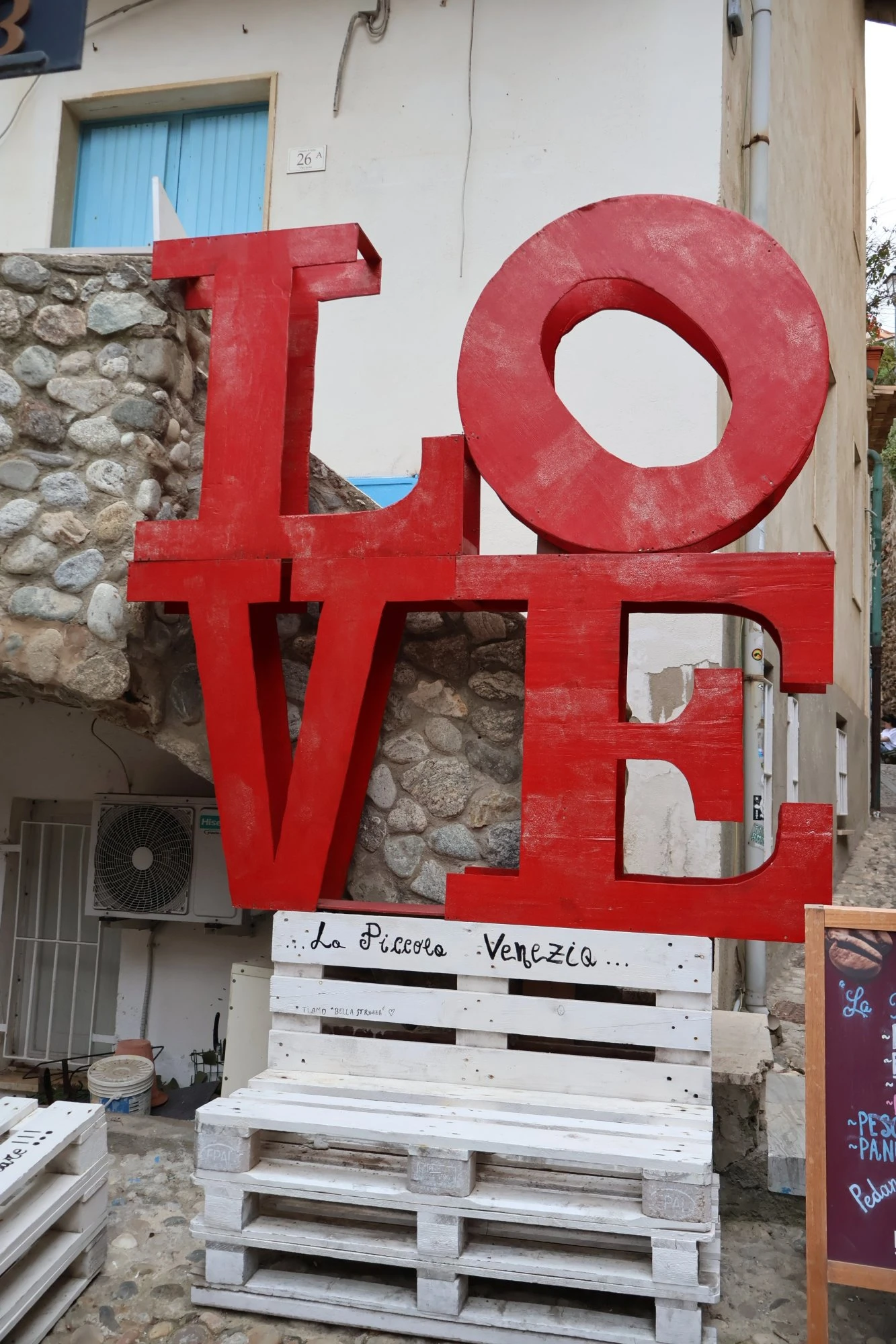 Scritta Love borgo chianalea di scilla