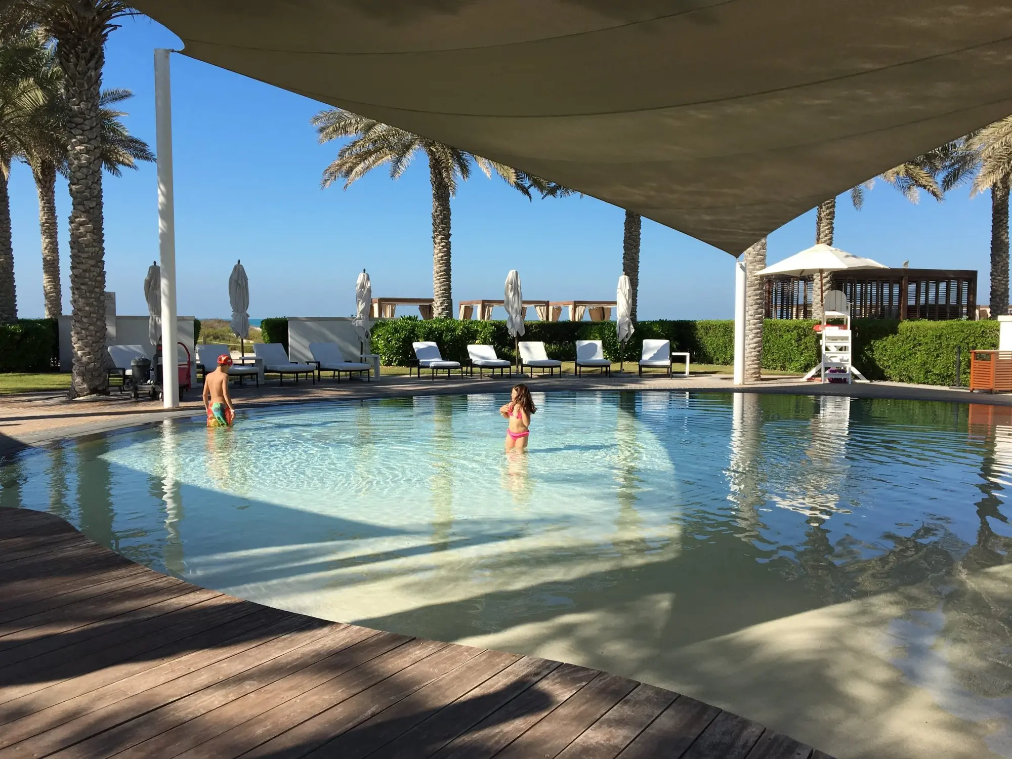 Saadiyat Island beach club piscina Bambini