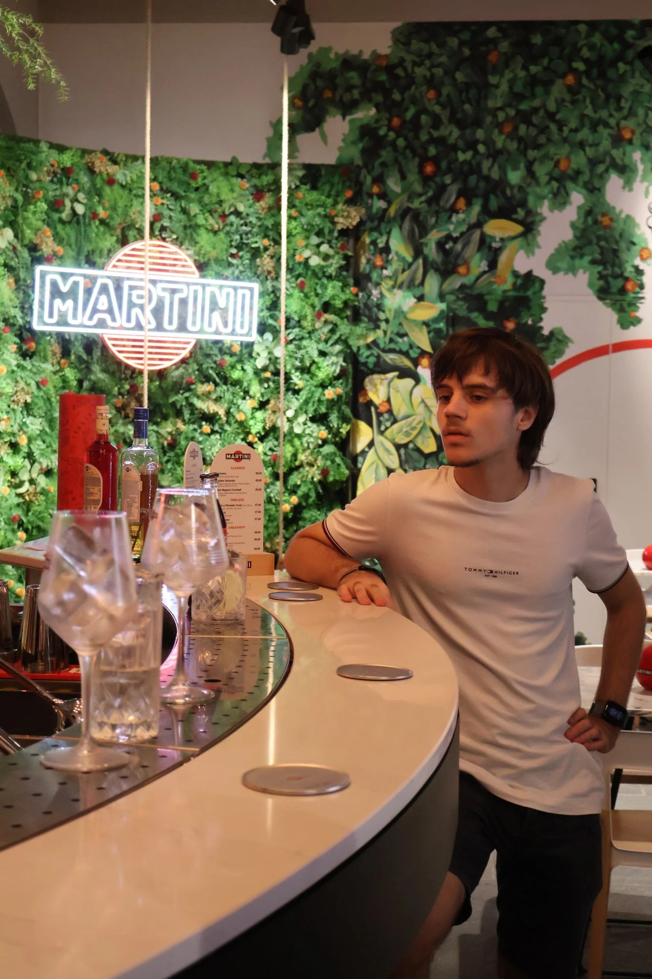 Simone aspetta il suo cocktail alcolico