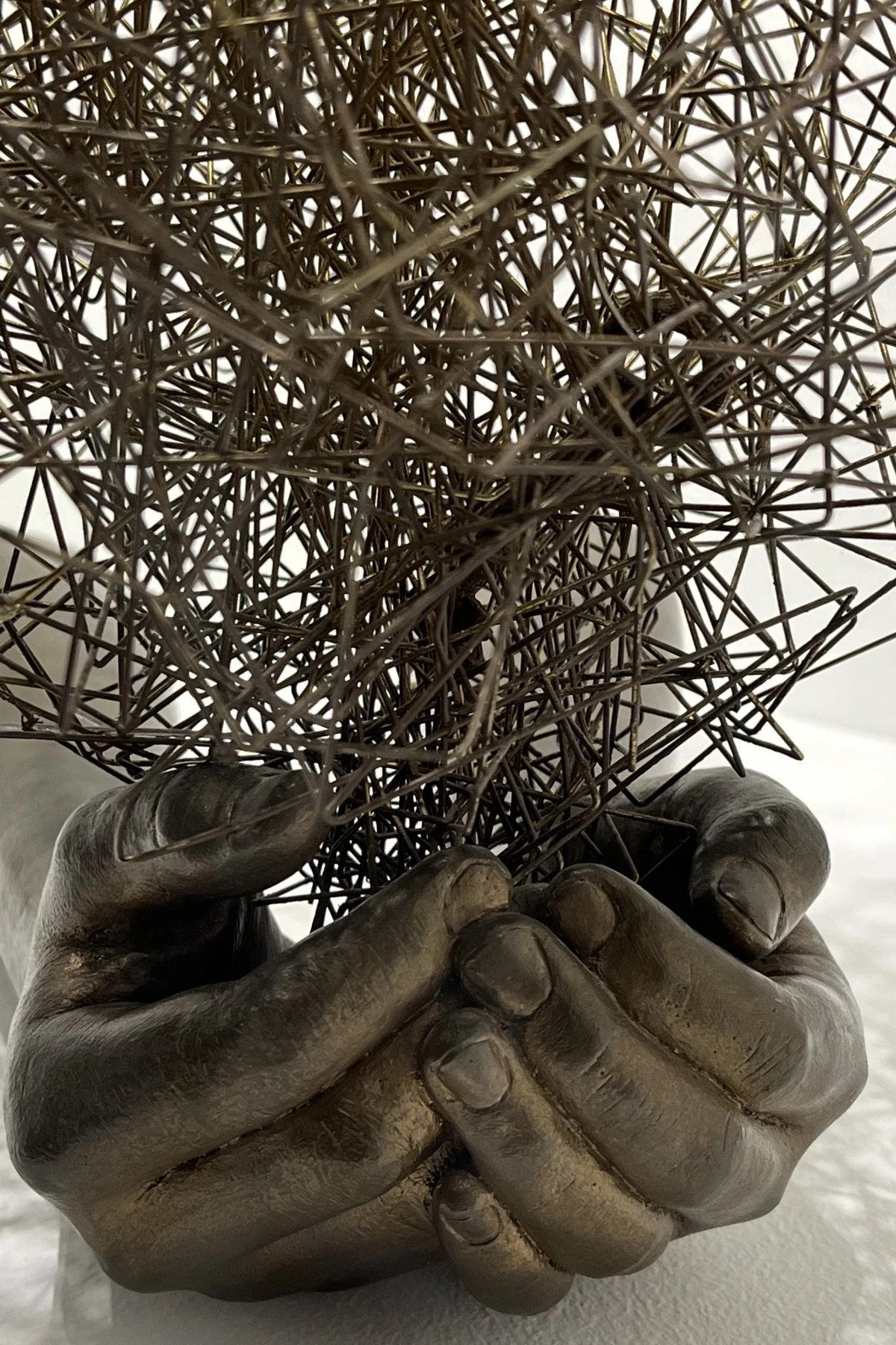 Chiharu Shiota- The Soul Trembles -mani-chiave