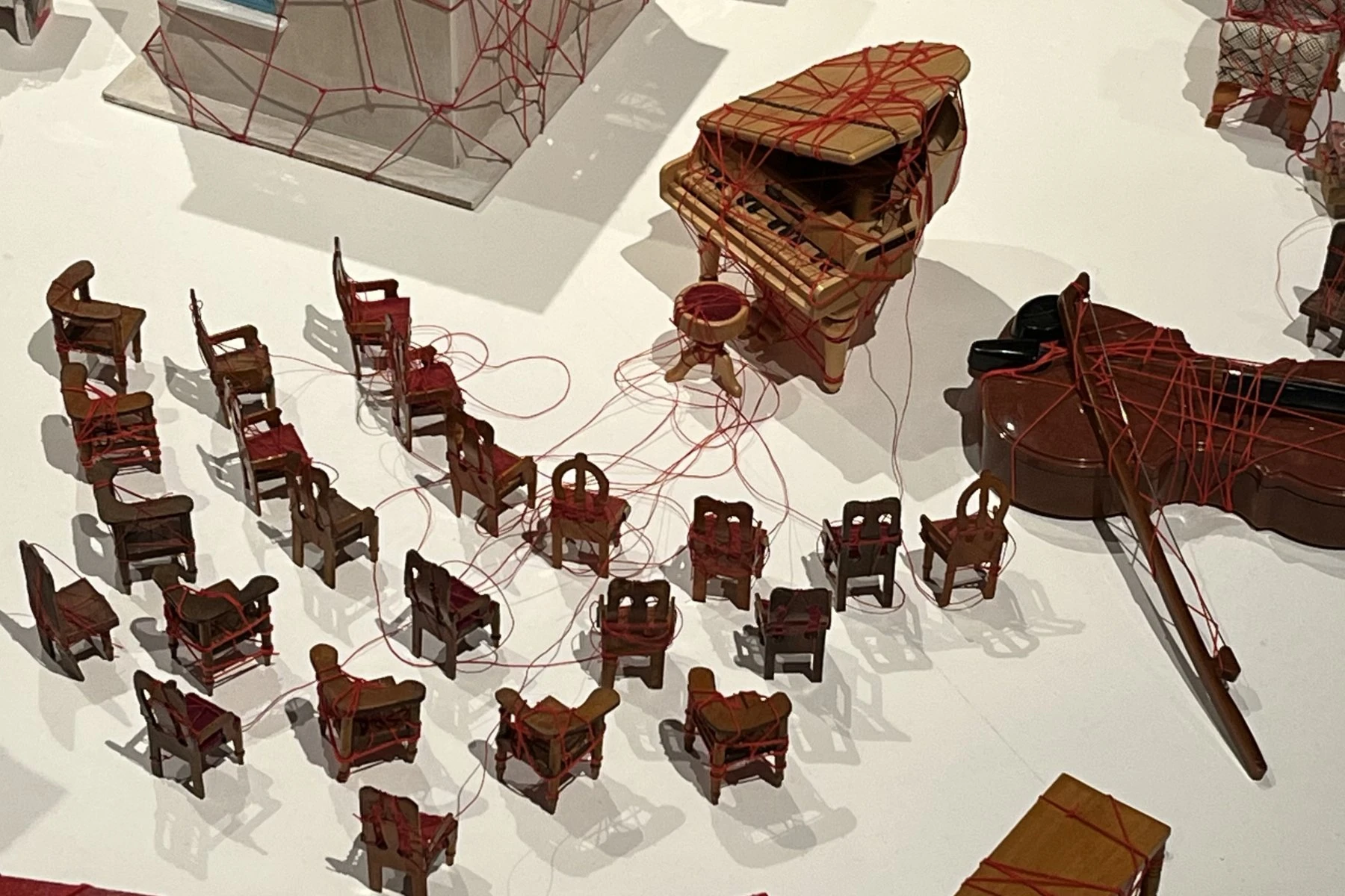 memoria-piccole-cose-pianoforte Chiharu Shiota