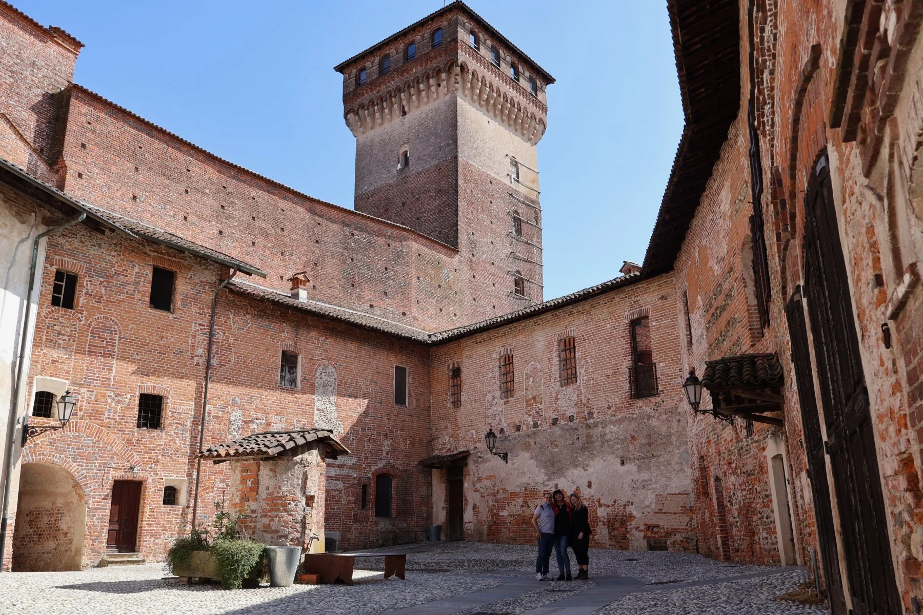 Tryatrip-Rovasenda-castello-vecchio-cortile