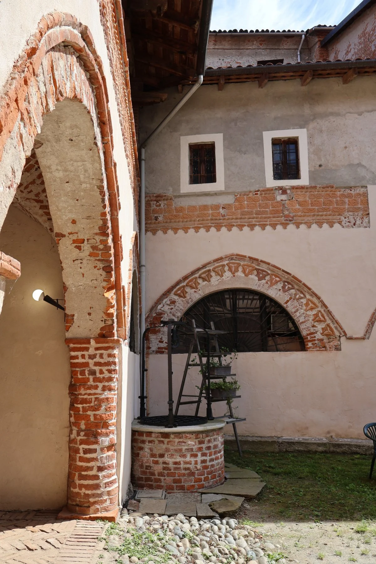 Tryatrip-monastero-Lenta-cortile-con-pozzo