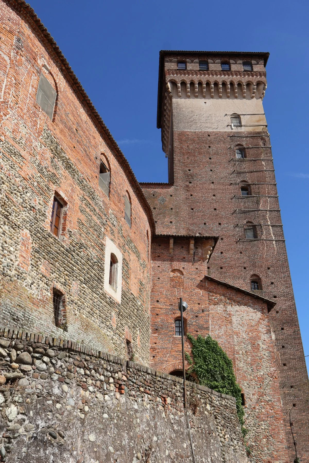 Tryatrip-possenti-mura-e-torre-del-castello-Rovasenda