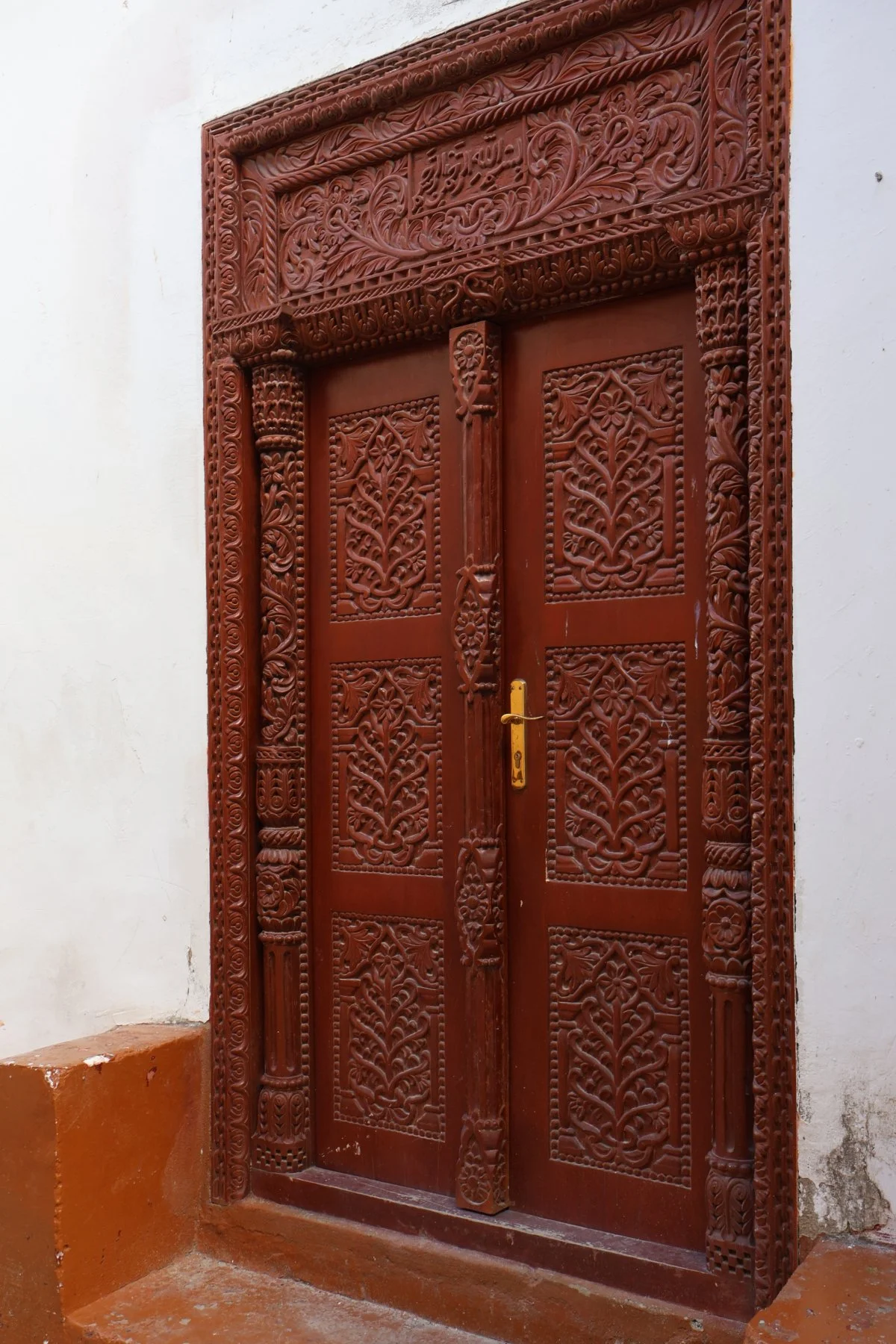 Tryatrip-Stone-town-portoni-intagliati